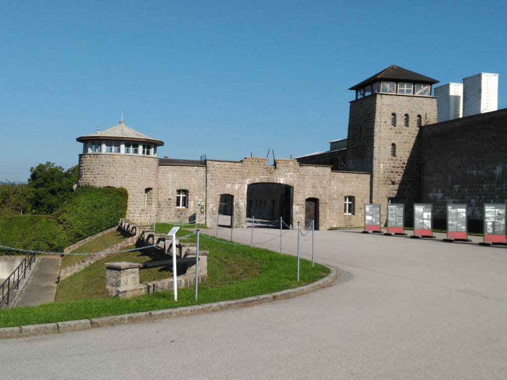 uerta para la entrada de vehículos al patio interior de la SS