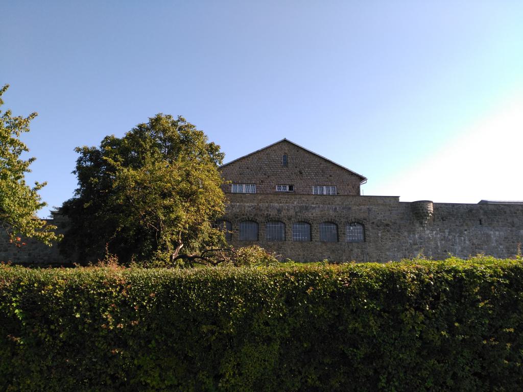 Edificios del campo vistos desde fuera