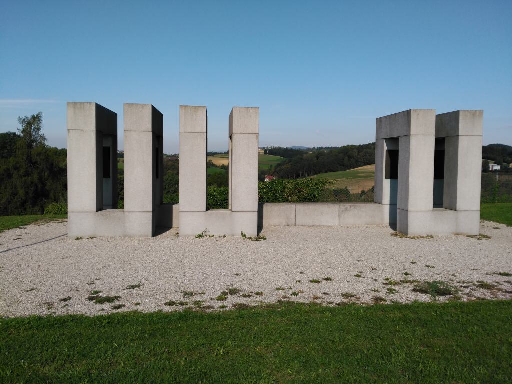 Monumento a los caídos judíos. En el interior se encuentran los nombres de todos los judíos muertos en el campo