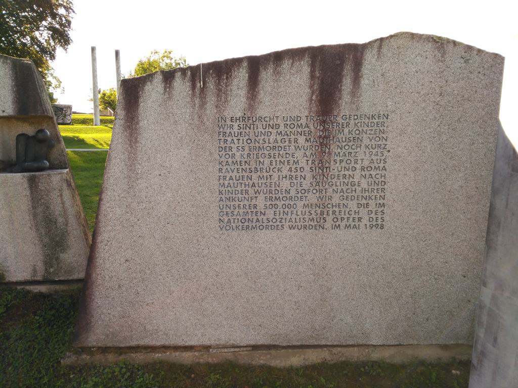 Piedra lateral del monumento a los caídos rumanos