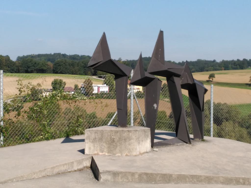 El monumento se extiende en forma alegórica hacia la pedrera