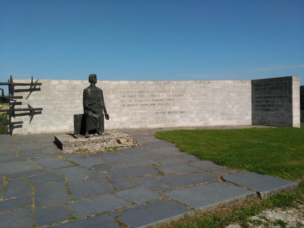 Monumento de la República Democrática Alemana con poema de Bertoldt Brecht