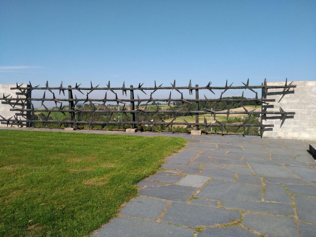 Alambrada de espinas, alegoria del monumento alemán
