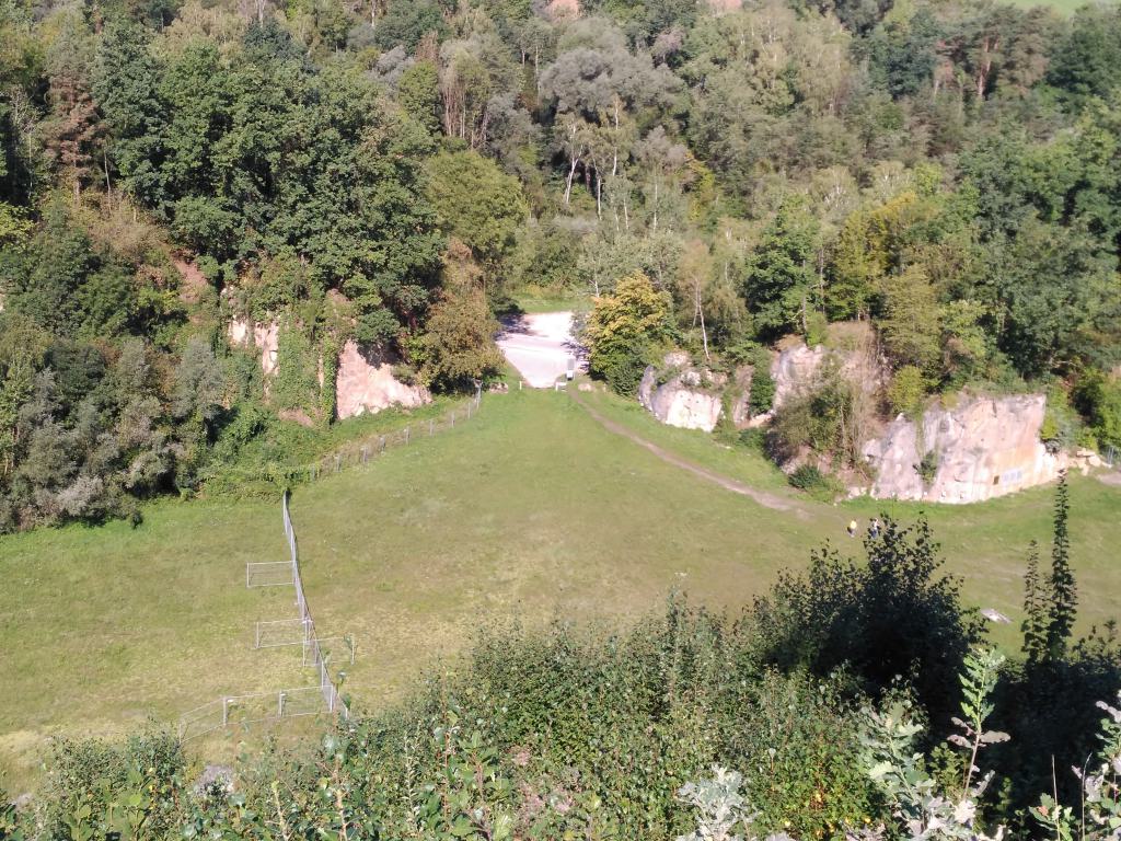 Cantera de granito en la que apenas se observan los tajos del trabajo