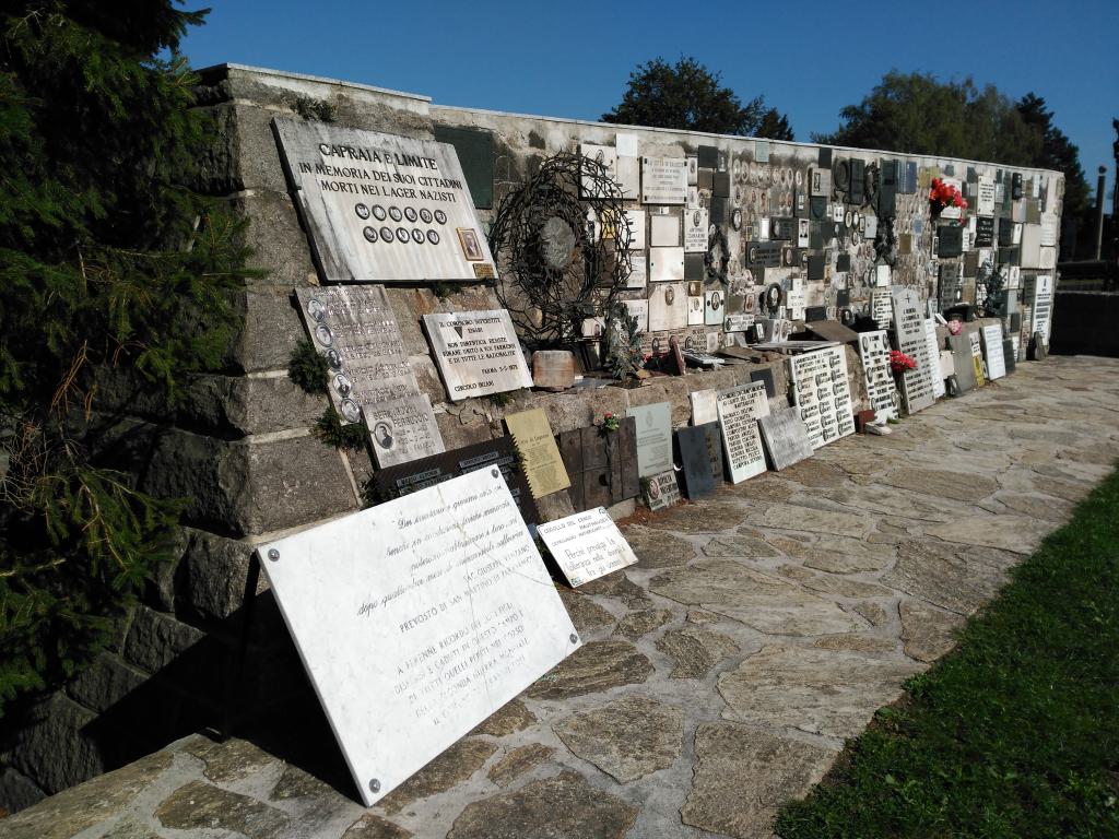 Lápidas de los familiares en la parte trasera del monumento italiano