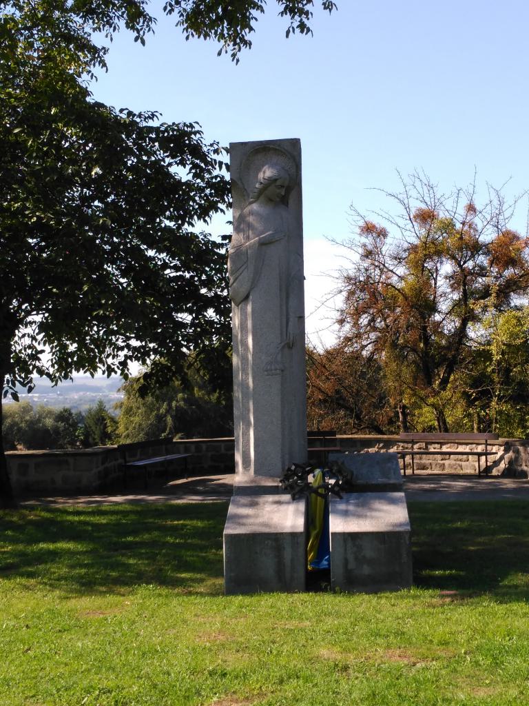 En la esplanada de los mausoleos se encontraban los barracones de los soldados