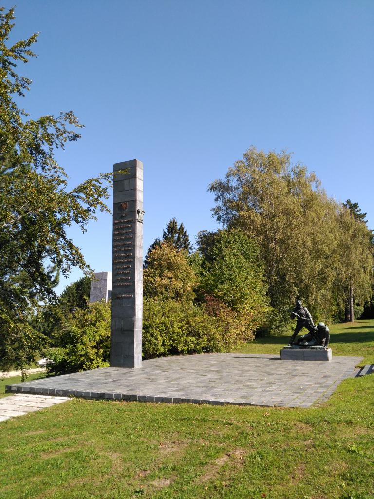 Algunos monumentos eran bastante explícitos, monumento albano a sus caídos