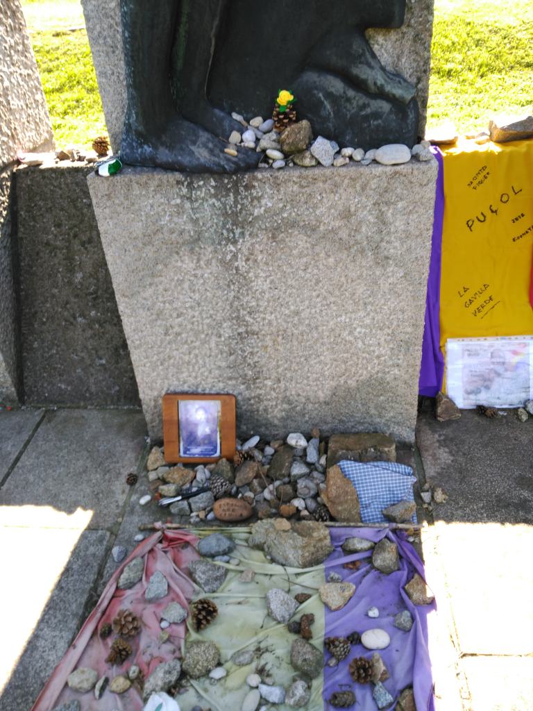 En el monumento a los caídos españoles se ponen piedrecitas para recordar a los tuyos