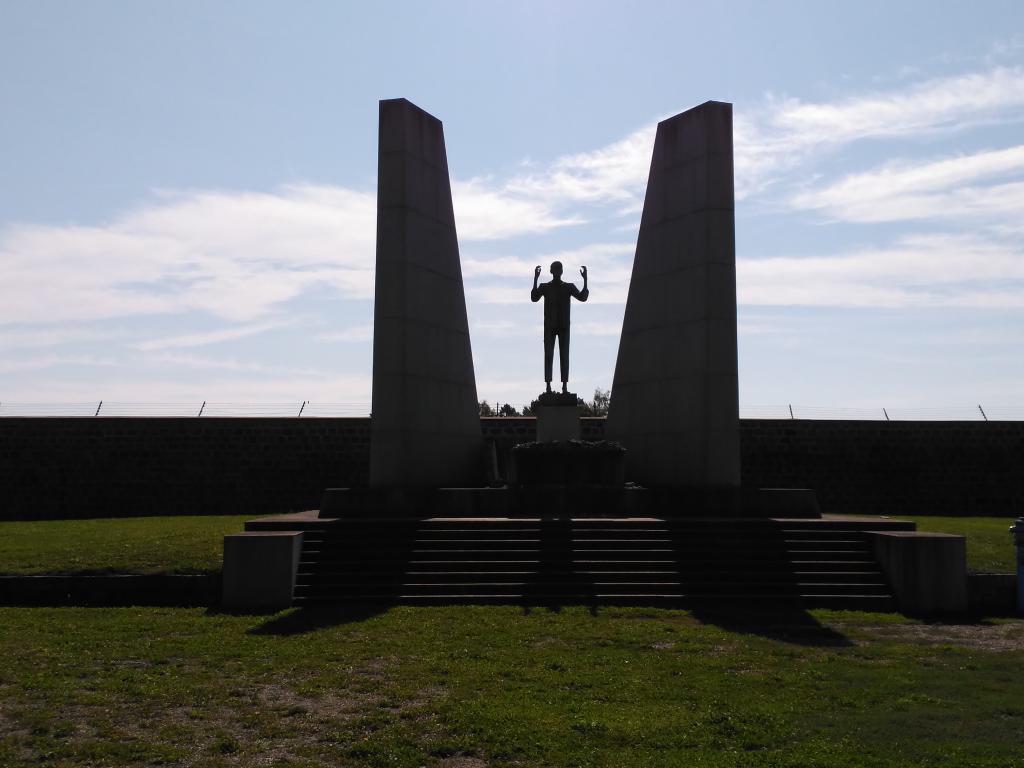 Algunos como el checoeslovaco, antes de entrar son ya explícitos y nos preparan para el impacto emocional