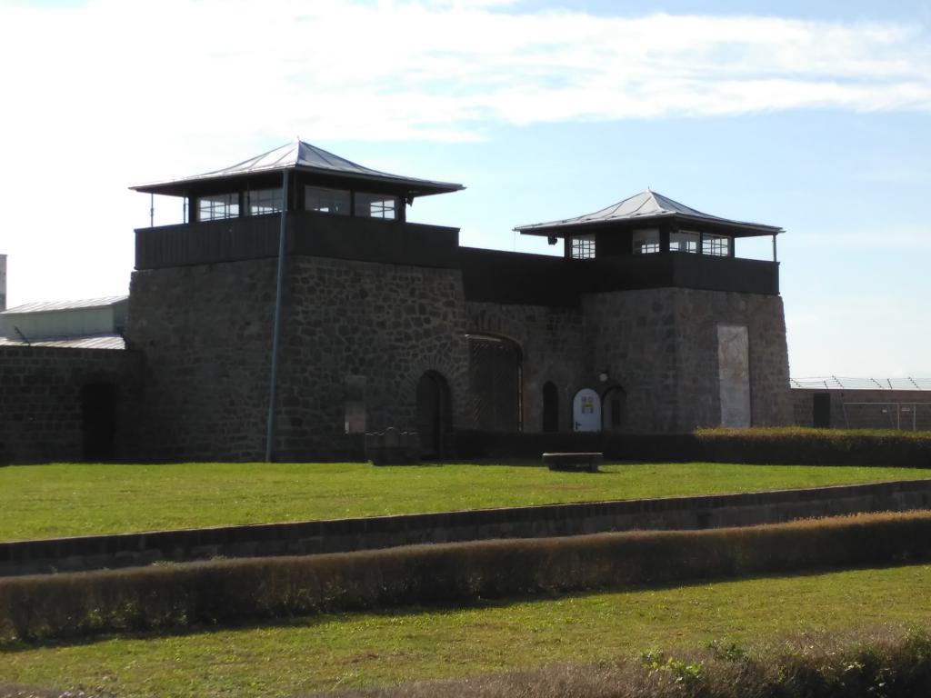 Puerta de entrada al campo desde la zona de la cantera y barracones militares