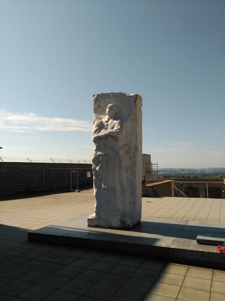 Otro monumento a los caídos en el campo