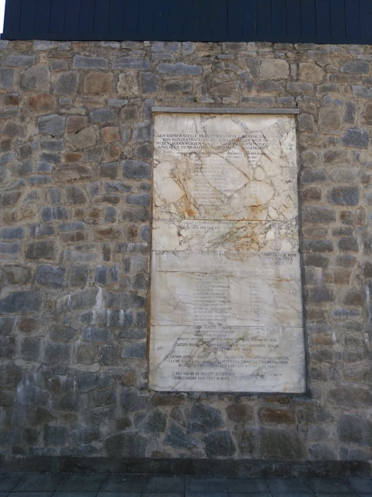 En una de las torres se dan los números de los caídos en el campo