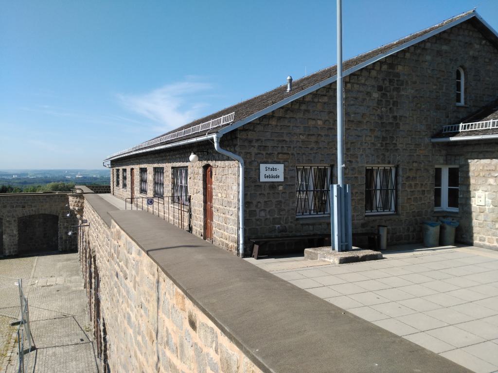 Cuerpo de guardia del campo, dominando los dos patios