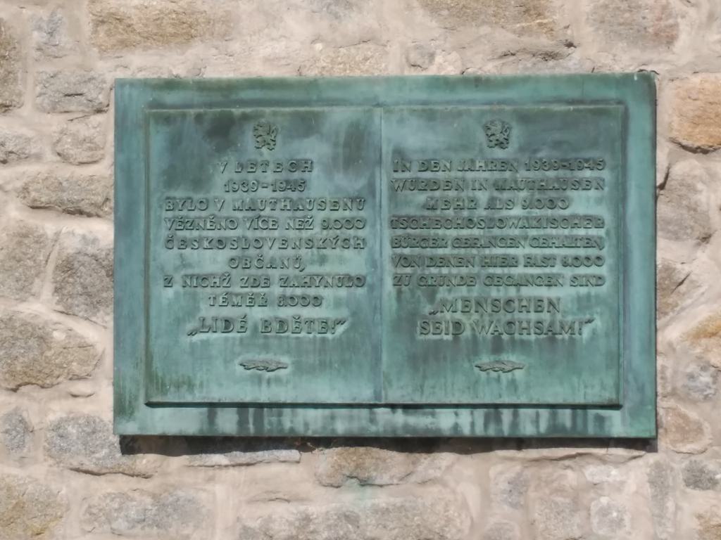 Placa conmemorativa de los 9000 checos muertos en Mauthausen