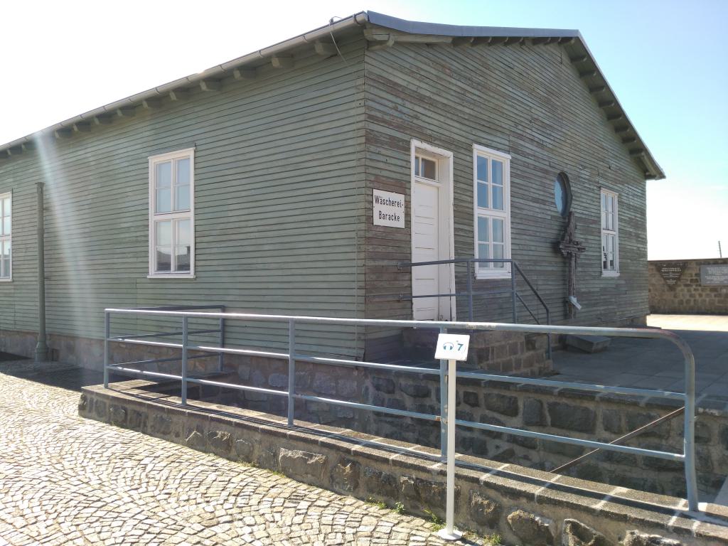 Barraca de las duchas. Nadie diría que esto era una tortura, bueno la cruz...