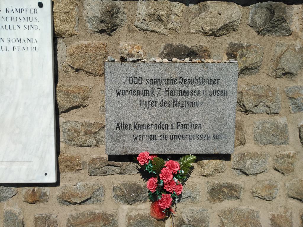 Placa conmemorativa en alemán de los 7000 republicanos muertos por el nacismo