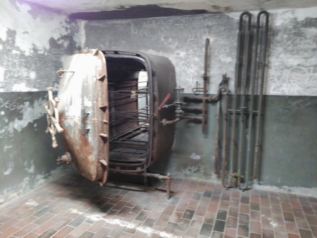 y la salida la tenía por la habitación contigua