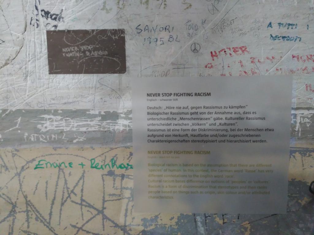 Otro graffiti inglés 'Never stop fighting racism'