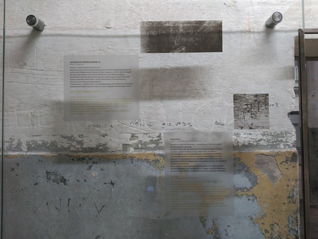 A la izquierda 'Antifascista siempre' (italiano) a la derecha la esvástica