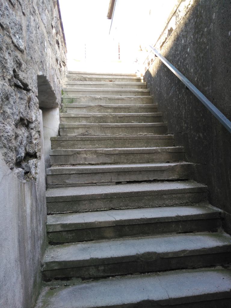 Escalera de acceso a las duchas