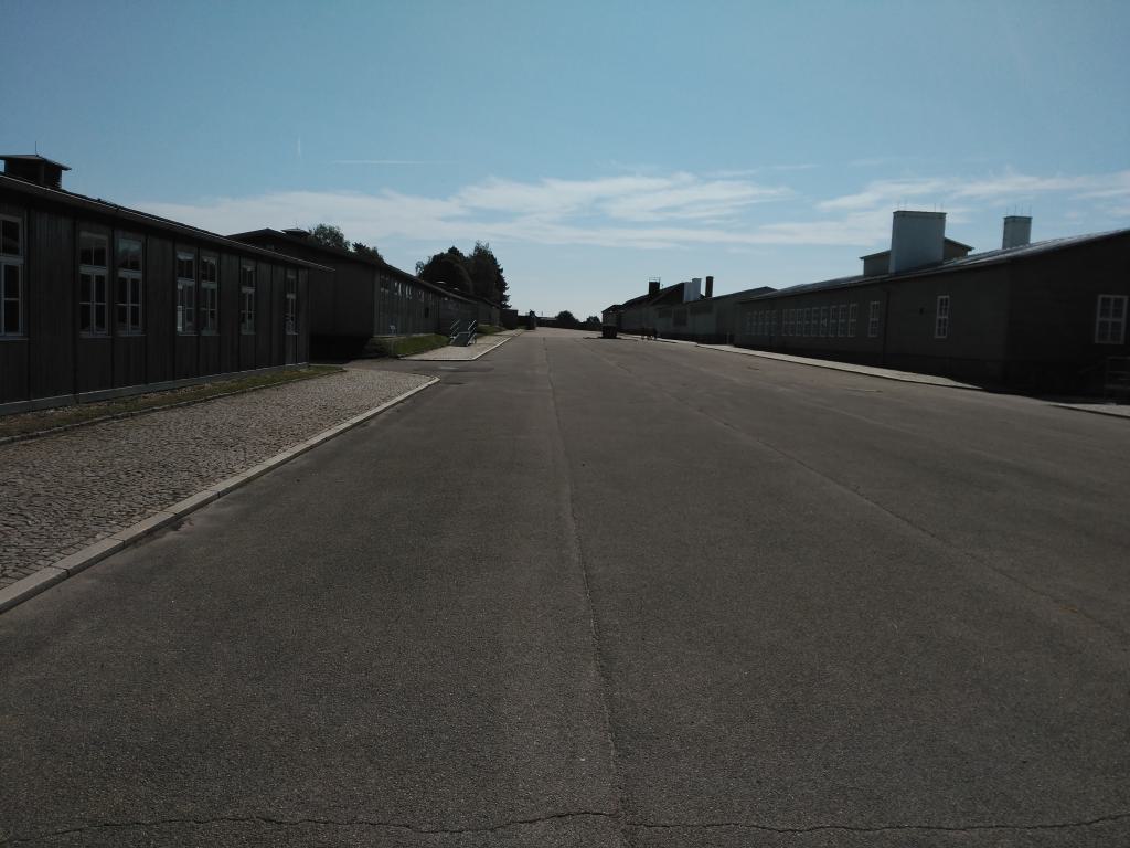 Patio de formación, vista en sentido contrario. Se formaba a los prisioneros durante horas