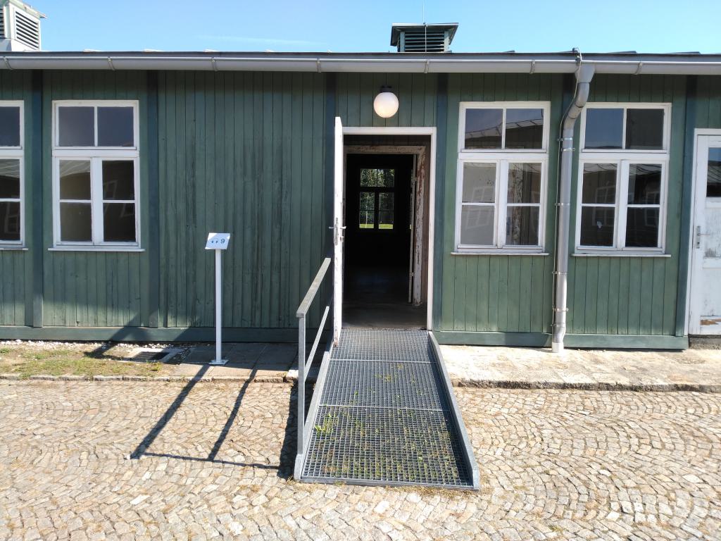 Barracón de prisioneros número 1, entrada lateral