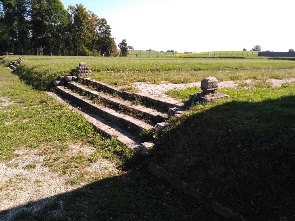 Escaleras a barracones ya desmantelados (2)