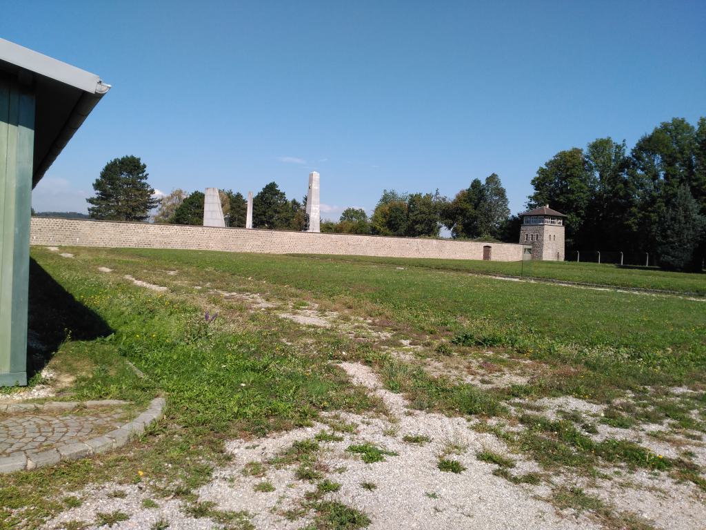 En el espacio de detrás del barracón intacto había cuatro más (del 2 al 5)