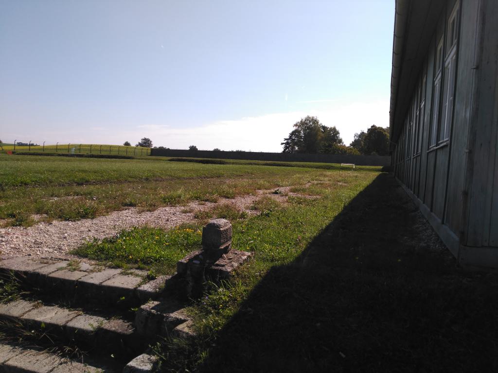 A la izquierda en el barracón 12 estaban los españoles, a la derecha en el 11 los privilegiados (sólo 300)