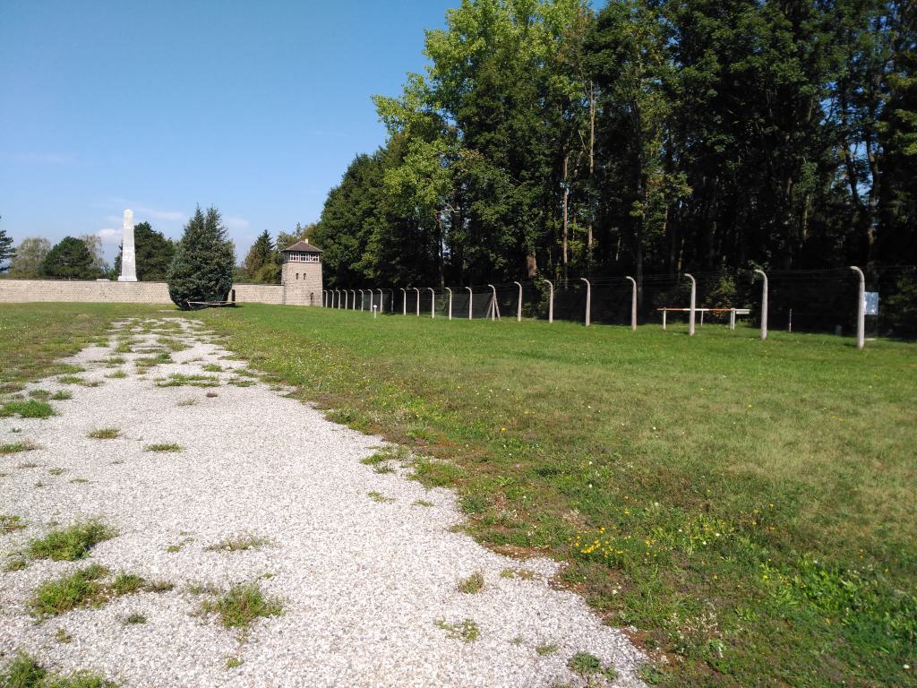 PArte trasera del campo y alambrada. Restaurado en el año 1947