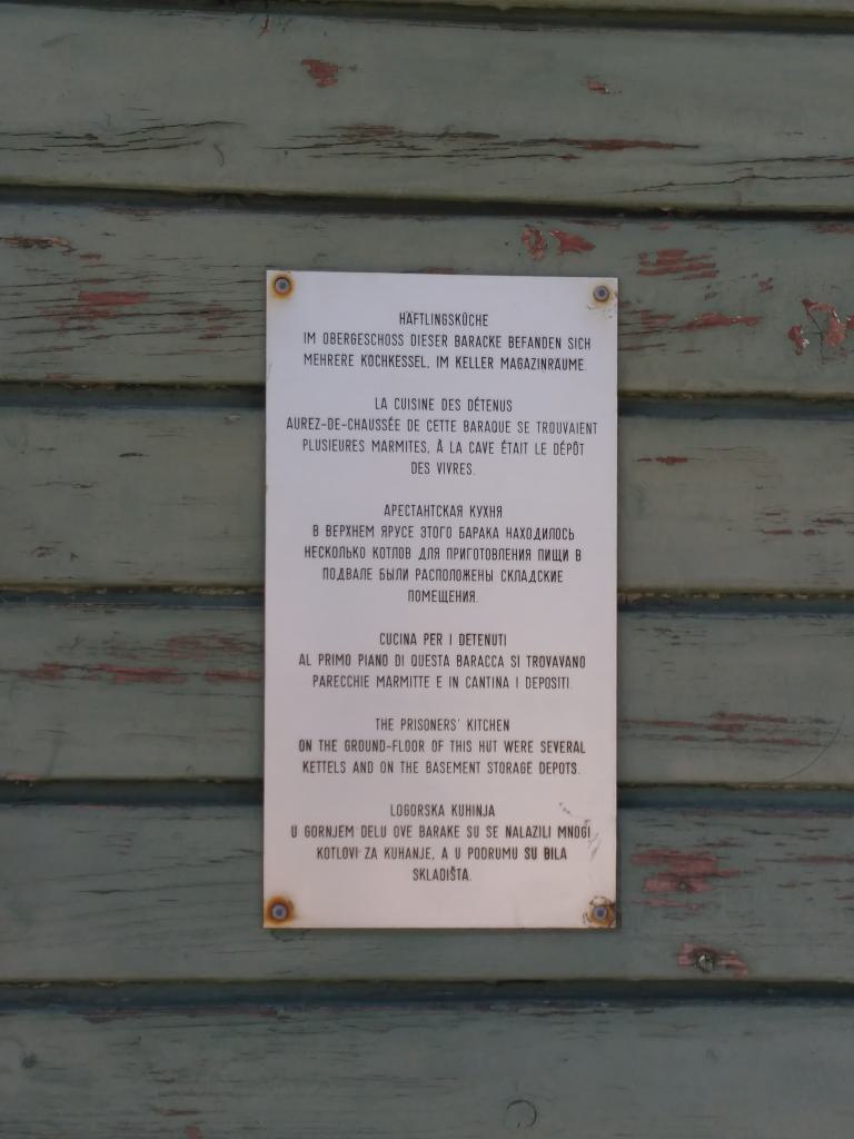 Cocina de los detenidos. Arriba las marmitas bajo el suelo los víveres...