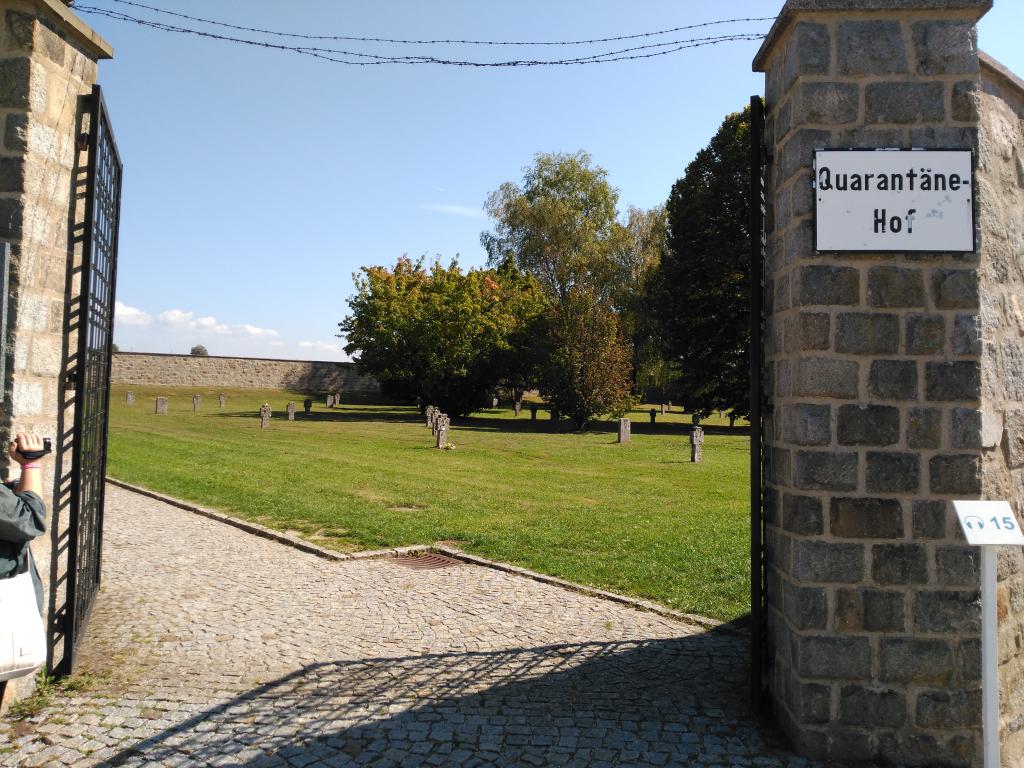 Puerta de entrada al recinto especial para la cuarentena (barracas 16-20)