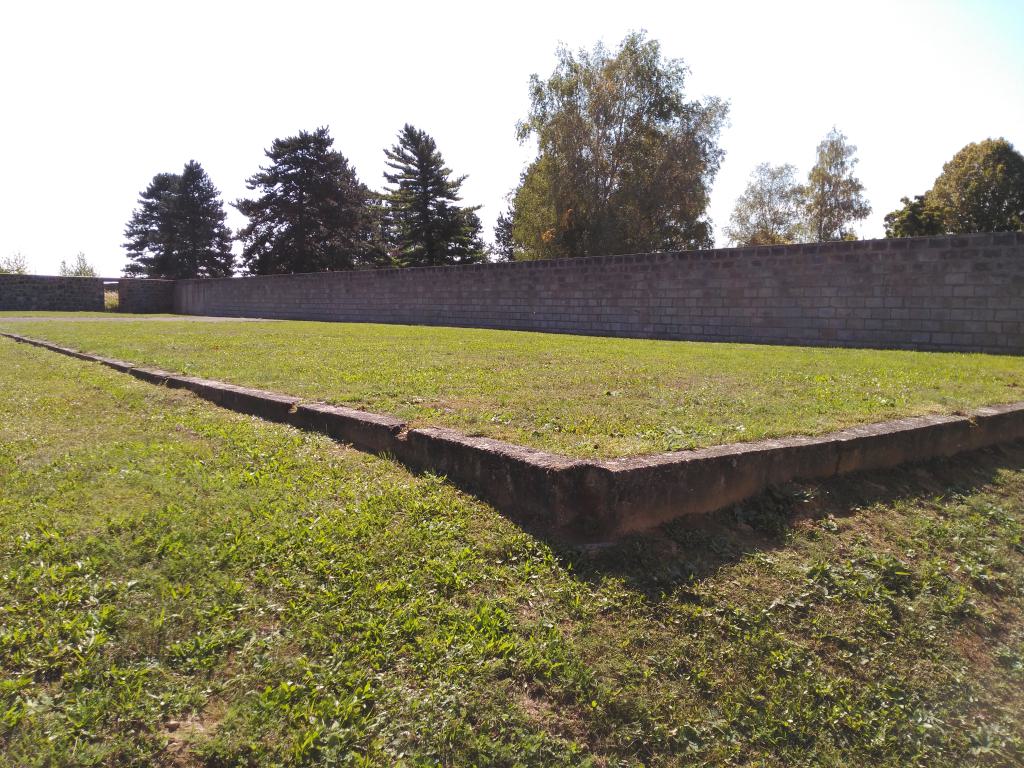 Interior del bloque de la muerte. Cimientos de un barracón