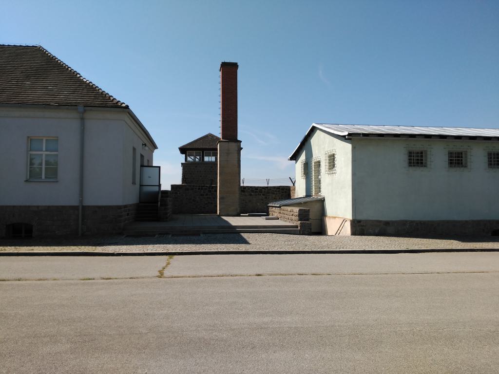 Chimenea del crematorio. A la derecha la cocina