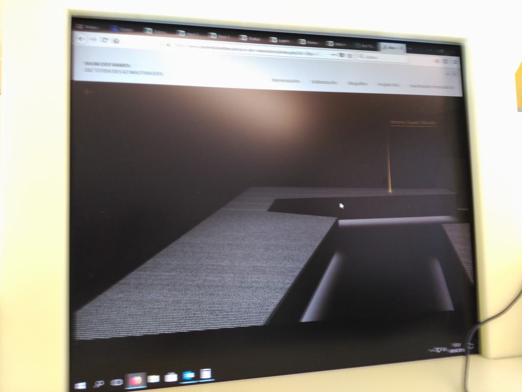 El ordenador señala dónde se encuentra el nombre de mi abuelo. Oficinas