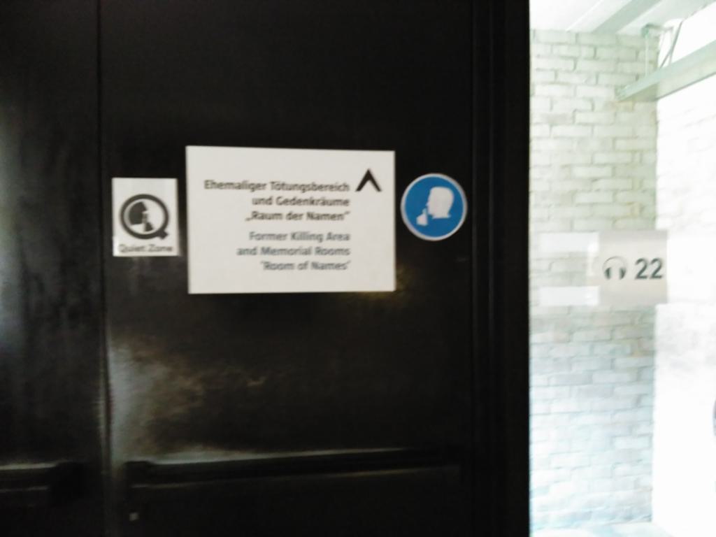 Para entrar en la habitación de los nombres se pide especialmente silencio para hacer de ello un momento íntimo