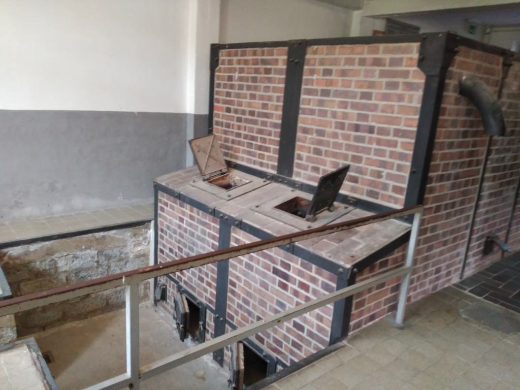 Horno crematorio masivo, de él parte la chimenea de las fotos anteriores