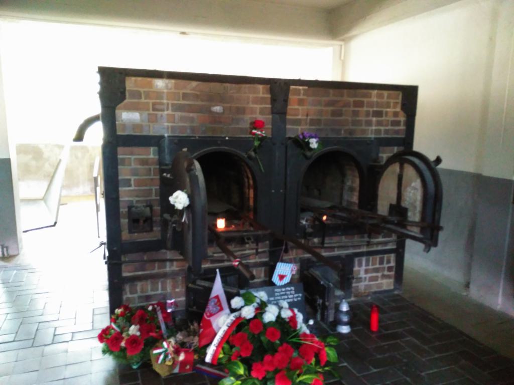 Hornos crematorios, vista delantera