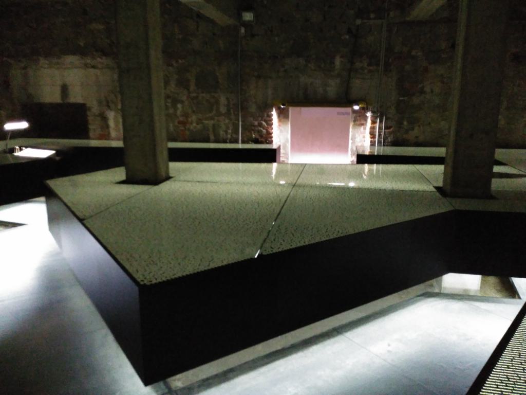 Habitación de los nombres. Aquí hay escritos unos noventa mil nombres