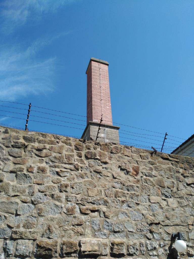 Chimenea del crematorio vista desde la parte baja del campo