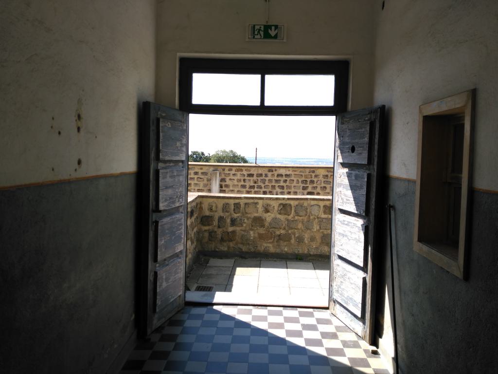 el bunker se completo en 1940 y tenía 33 cendas de detención