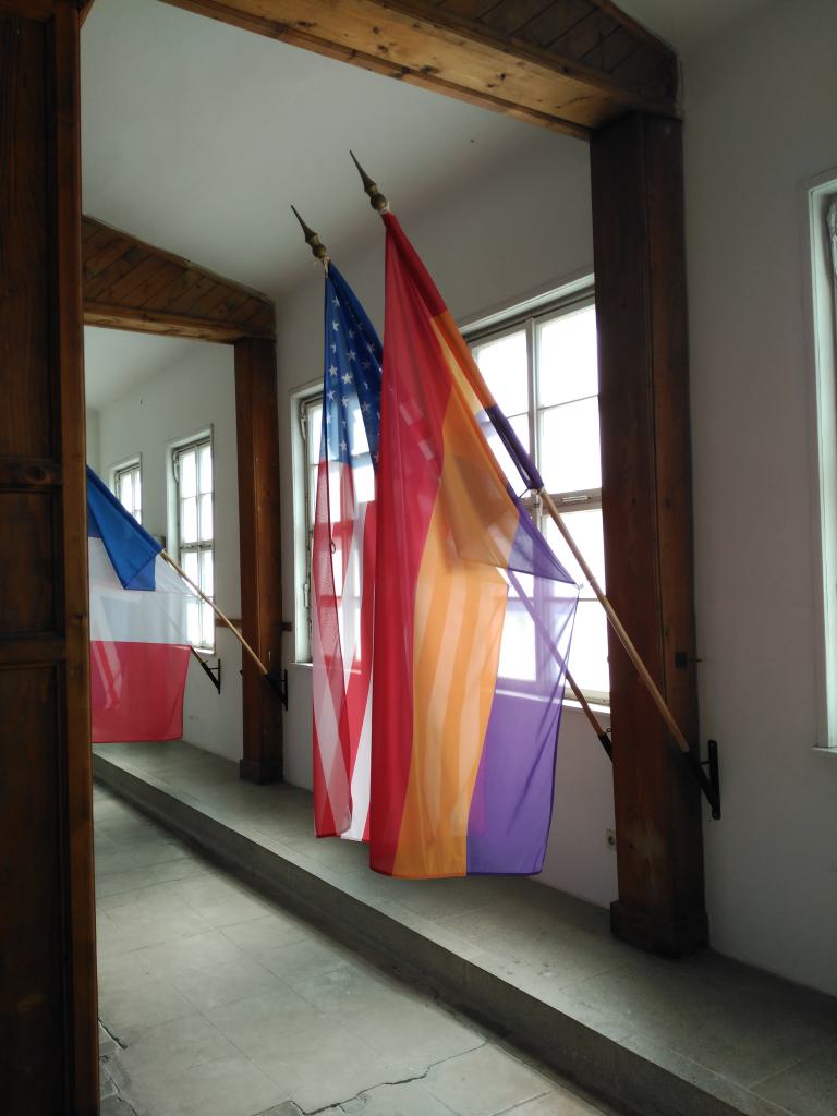 Entre las banderas no hay bandera española, sino republicana