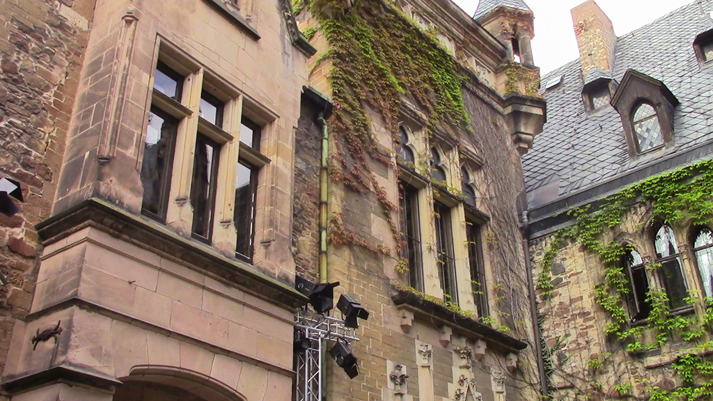 Las ventanas tienen ya los cristales reformados, de ahí su reflejo