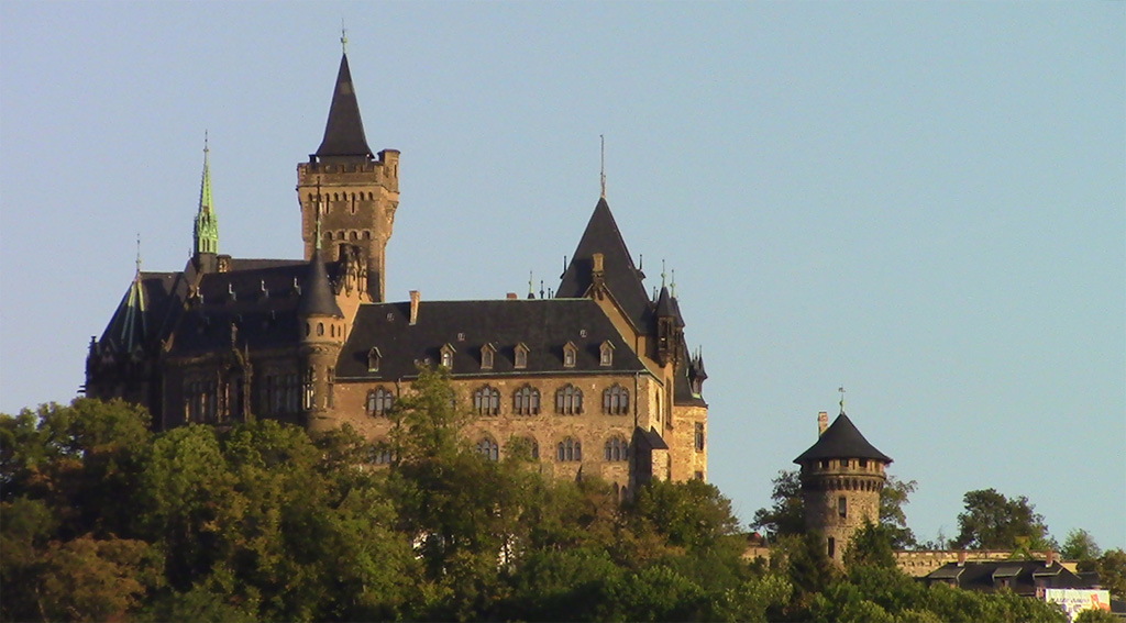 Vista del castillo de Wernigerode desde la ciudad al amanecer