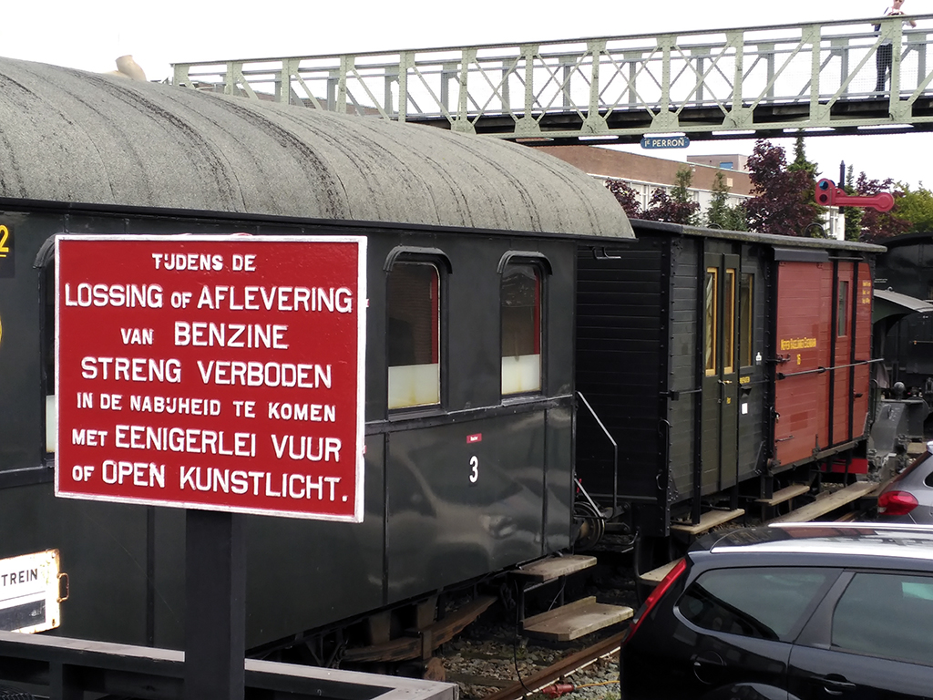 Durante la carga de gasolina está prohibido acercar llama o luz artificial
