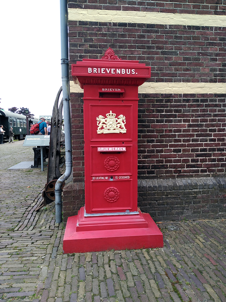Buzón de correos en la esquina de la estación