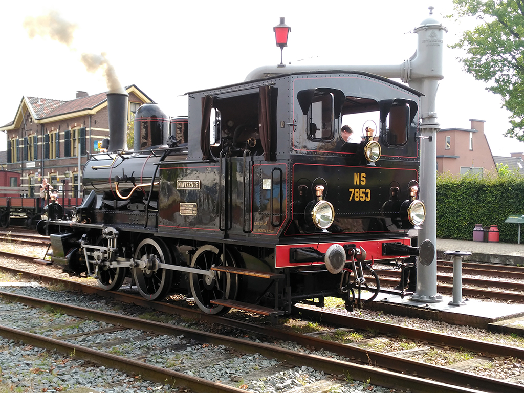 La locomotora Tigerli ya está dispuesta para acoplarse al tren