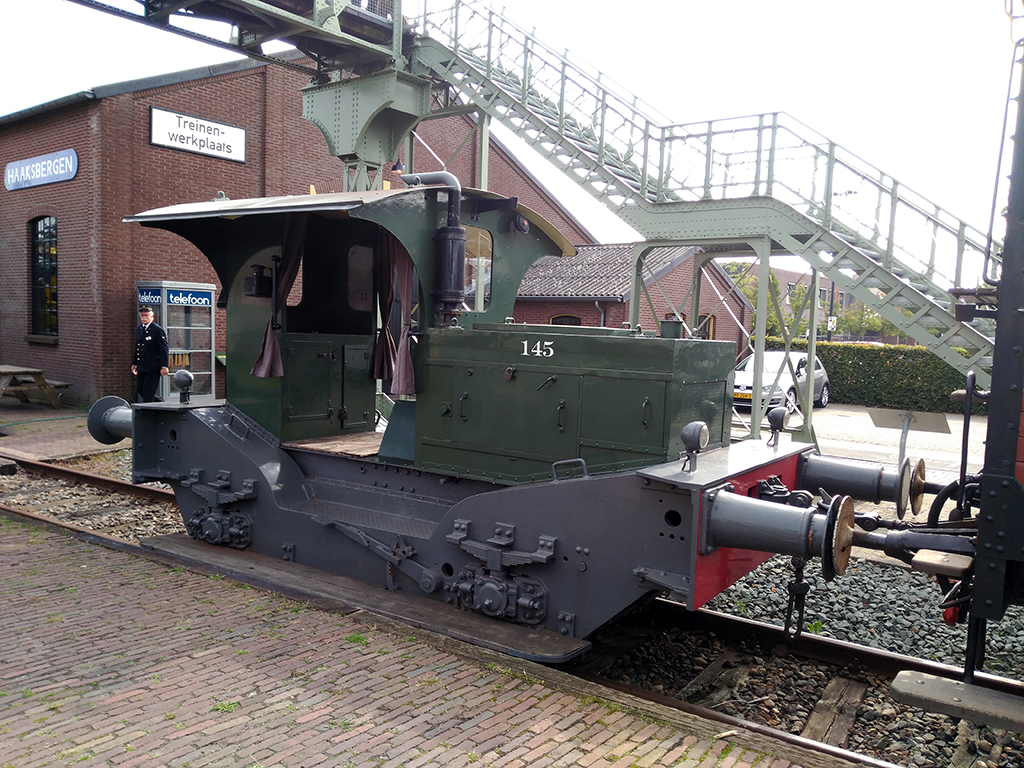 Tractor de maniobras NS 145 verde, fabricado en 1932