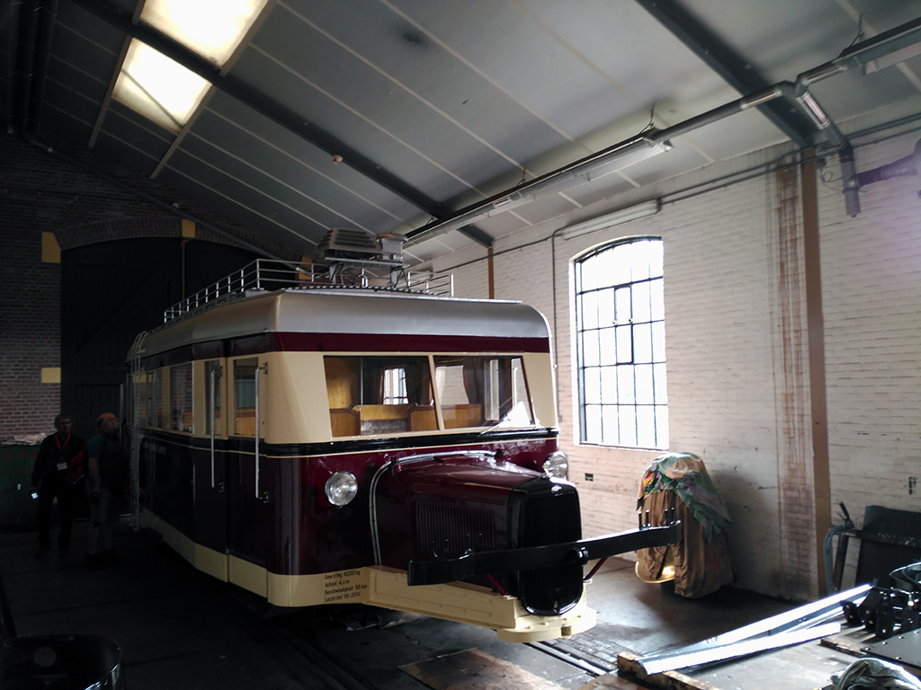 Vista de la nave lateral con el KDH T1 de gasolina