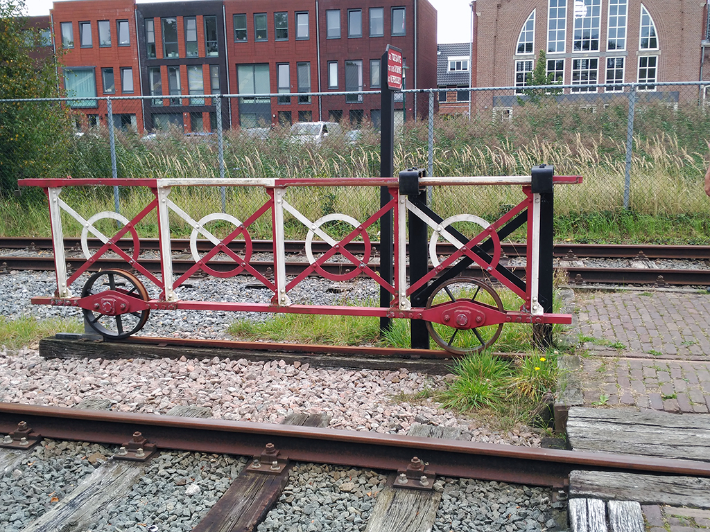 Barandilla para barrar el paso de la vía general a talleres en Boekelo